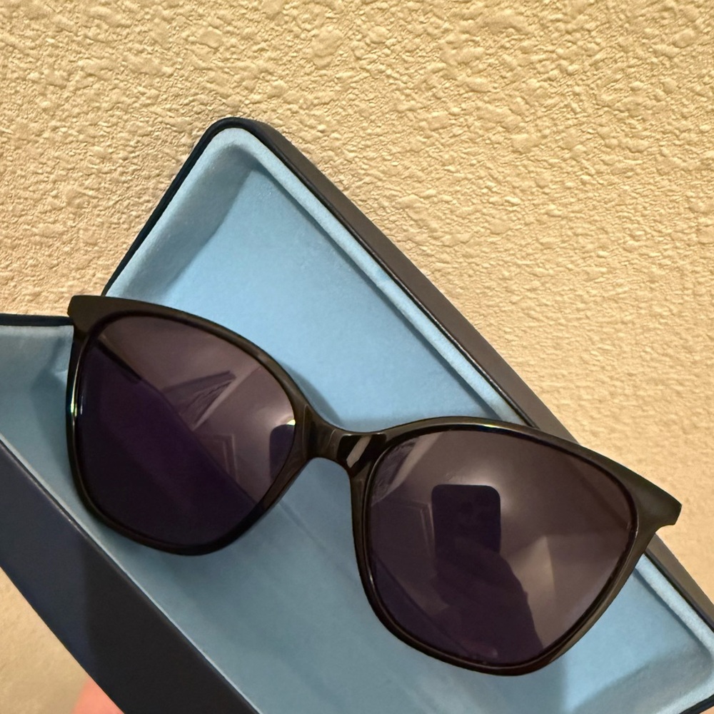 Draper James by Reese Witherspoon Classic Black Sunglasses brand new